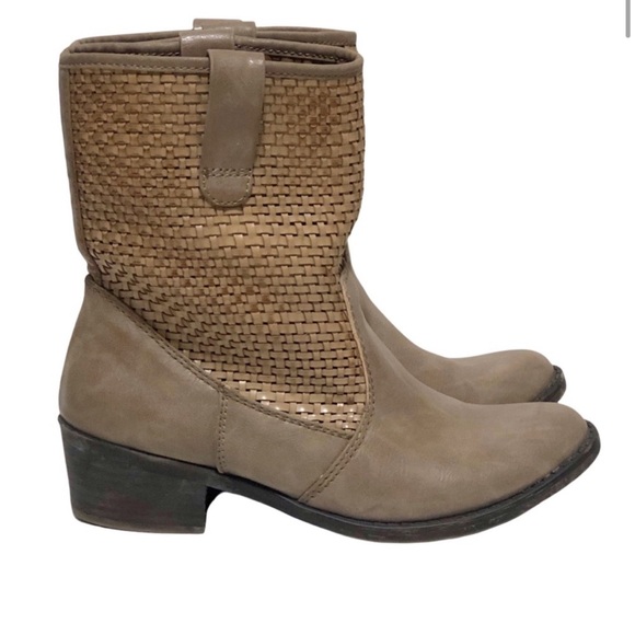 Bare Trap Booties - Picture 5 of 6